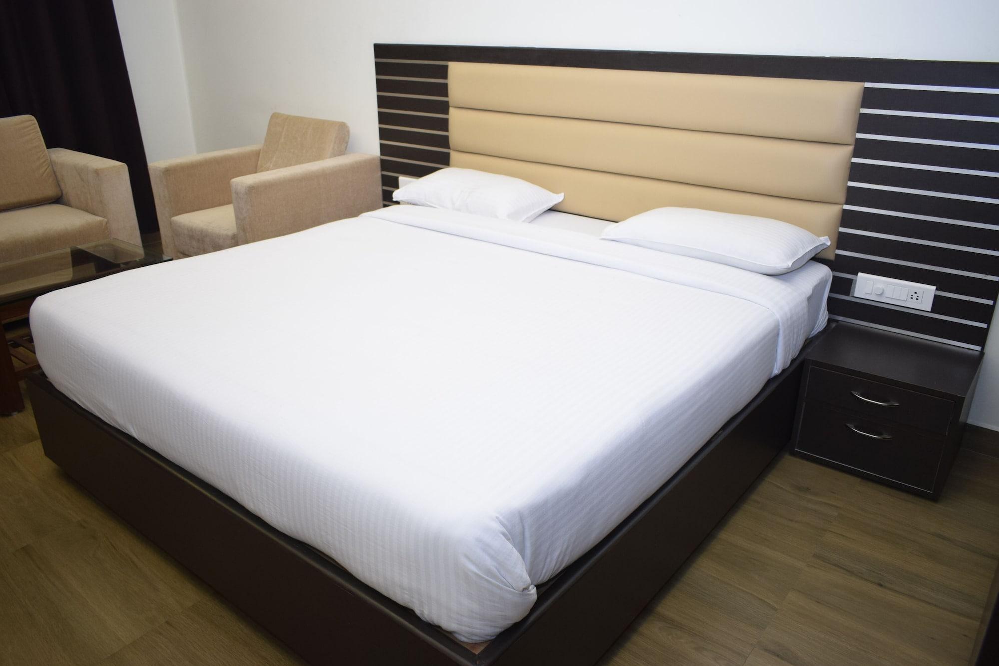 Hotel Sumith Palace Пондичерри Экстерьер фото
