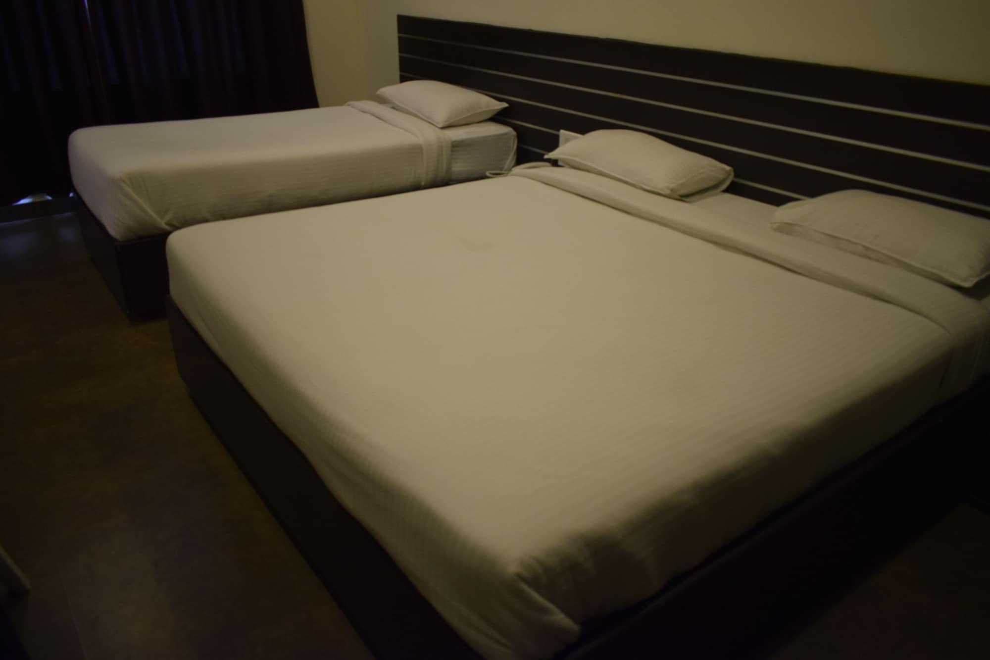 Hotel Sumith Palace Пондичерри Экстерьер фото