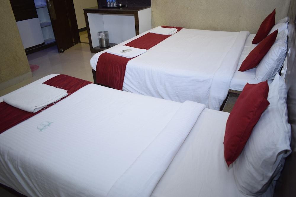 Hotel Sumith Palace Пондичерри Экстерьер фото