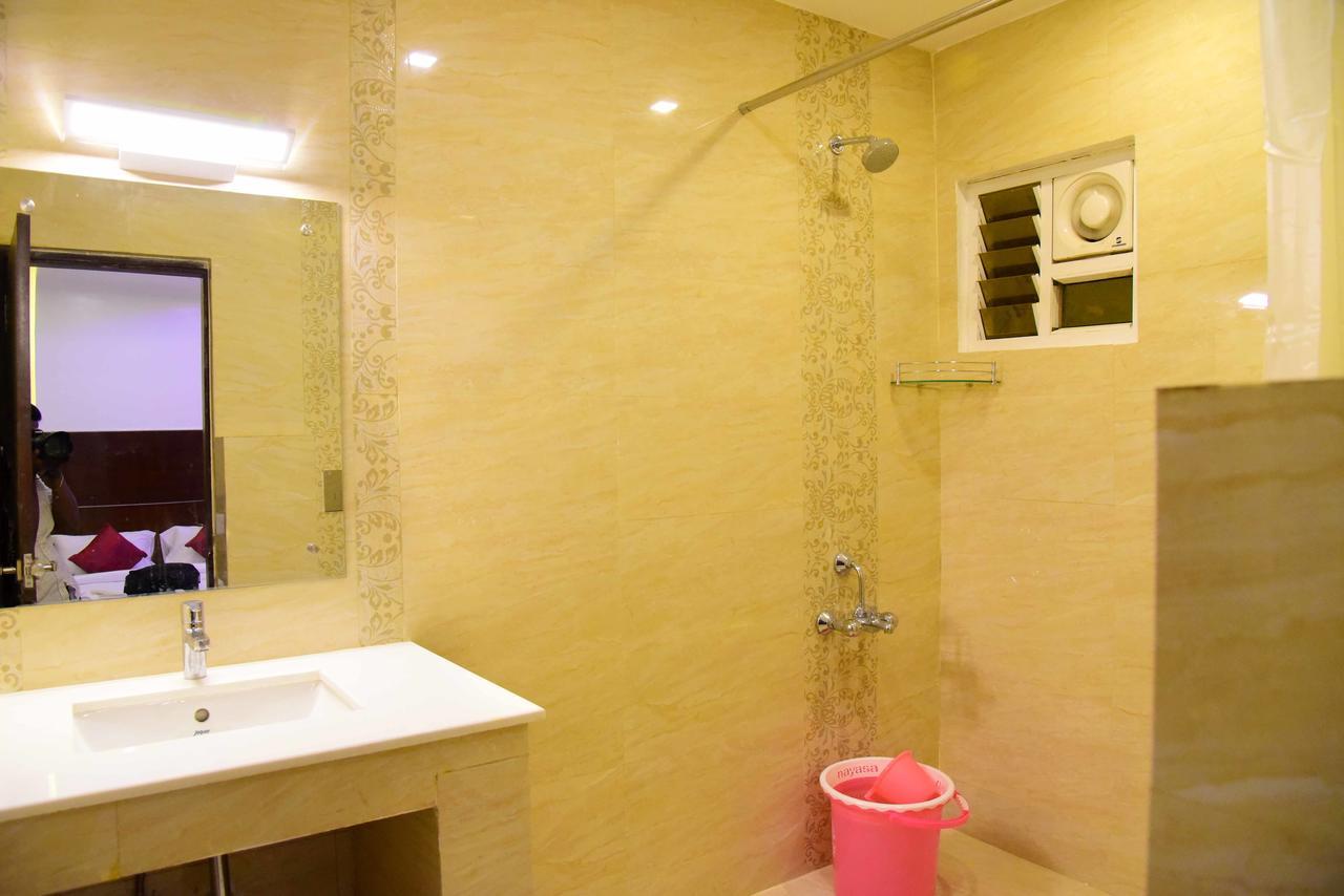 Hotel Sumith Palace Пондичерри Экстерьер фото