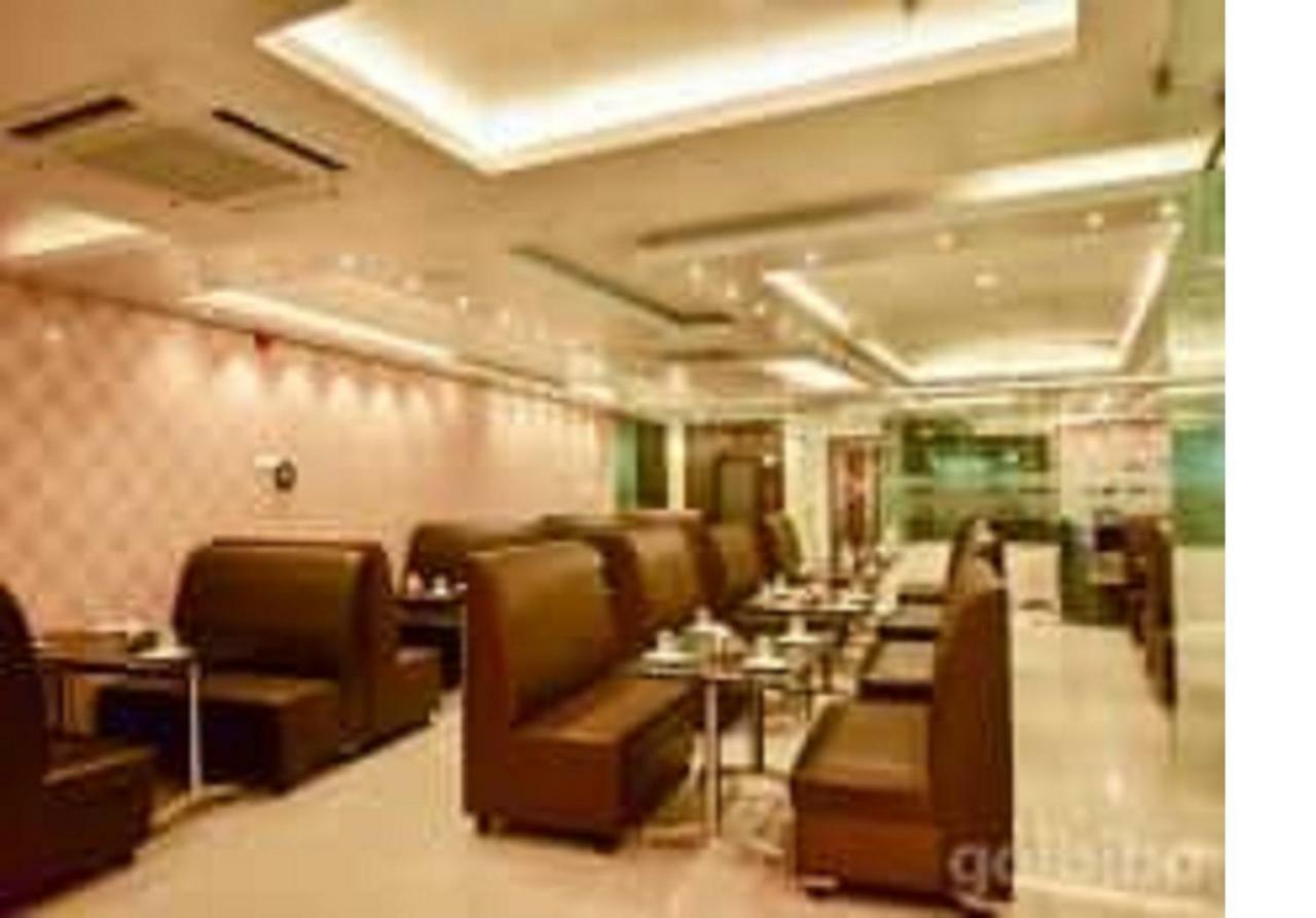 Hotel Sumith Palace Пондичерри Экстерьер фото